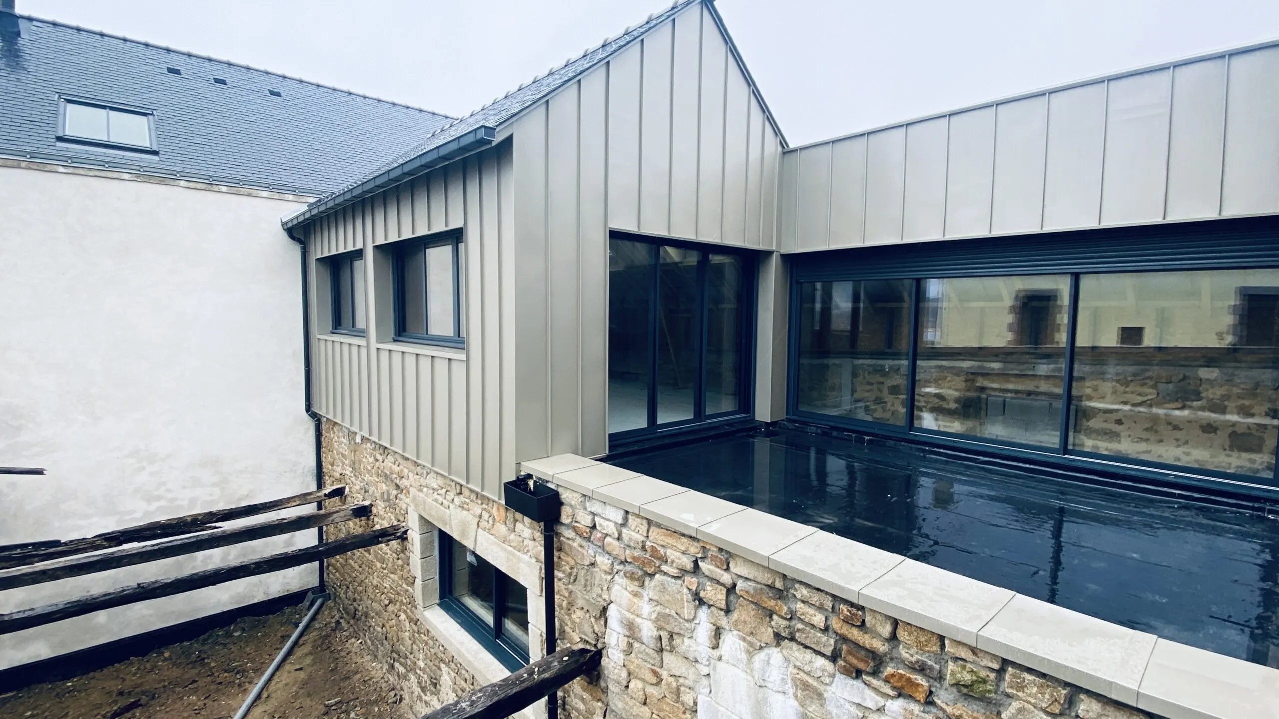 Réhabilitation d'un hangar en habitation à Étel, vue 7